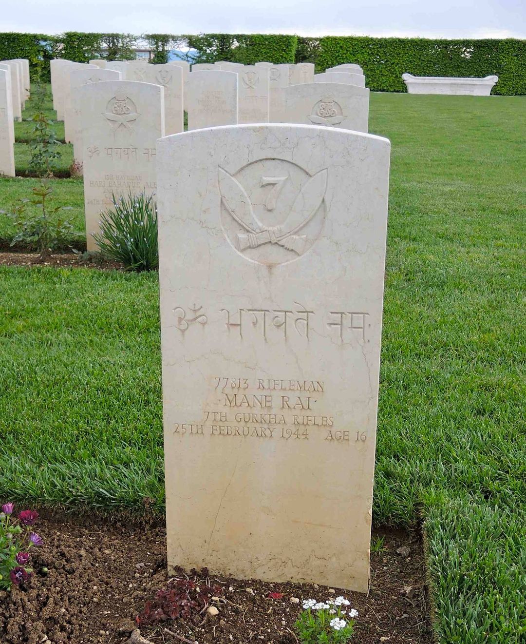 <p>Cimitero Militare Britannico di Cassino, la tomba del fuciliere Mane Rai del <i>1/7 Gurkha Rifles</i> caduto il 25 febbraio 1944 a 16 anni ai piedi della quota 593.</p>