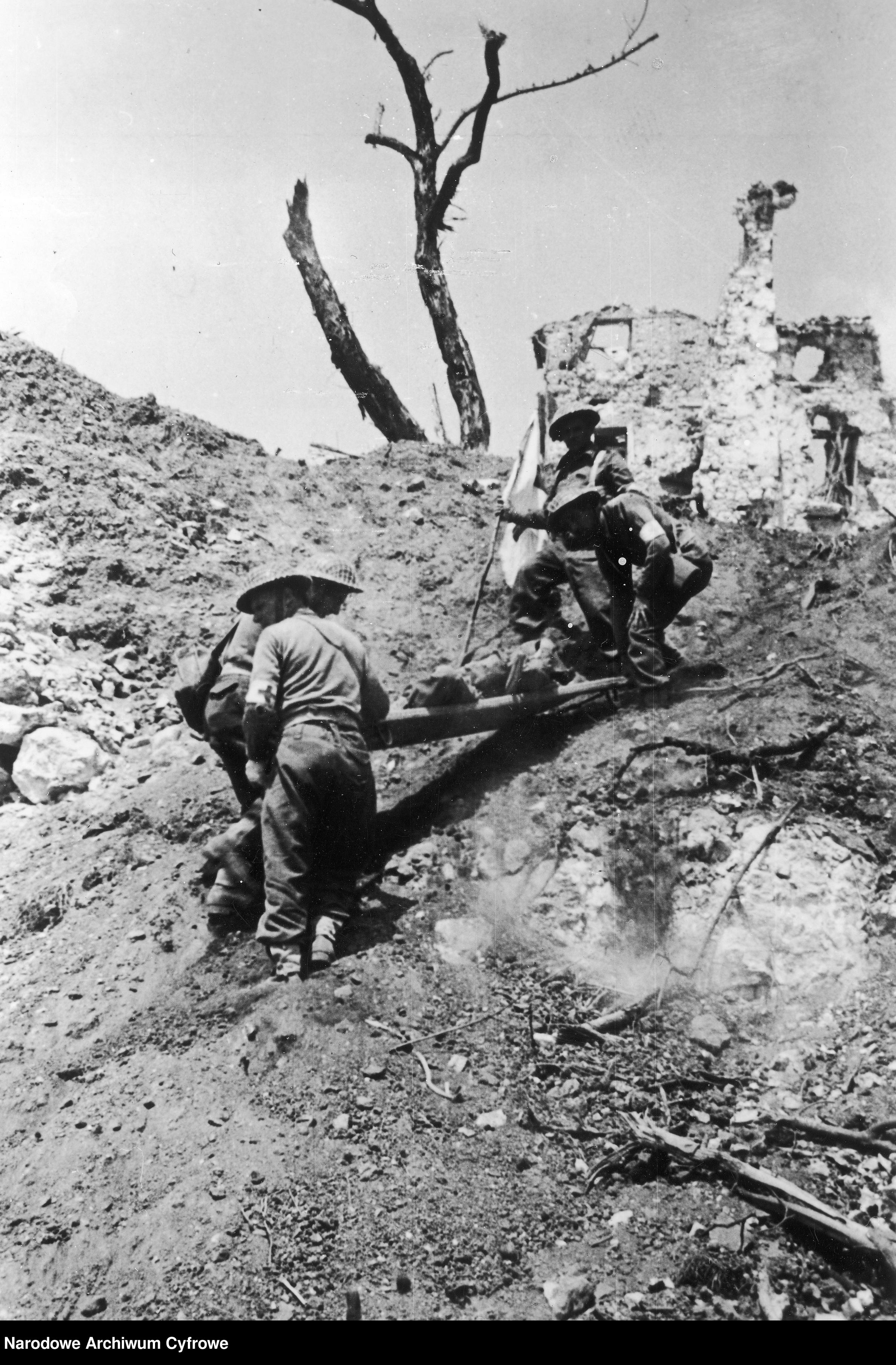 <p class='eng'>1944/05<br />Paramedics take badly wounded soldiers from the battlefield.<br />3/24/0/-/457/18</p>