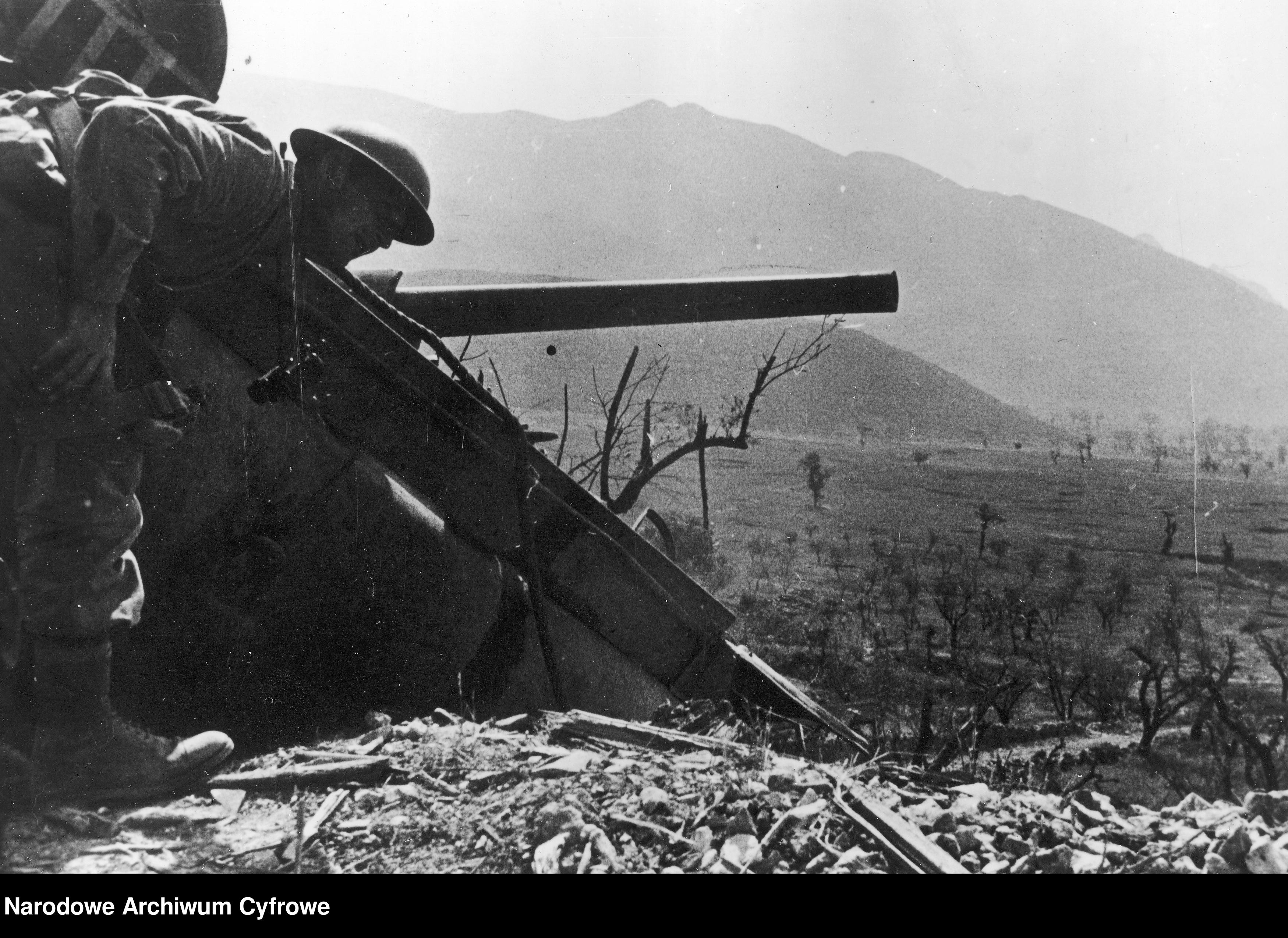 <p class='eng'>1944/05/25<br />Lt. Tymieniecki at the M4 Sherman tank hanging on the cliff.<br />NAC 3/24/0/-/458/1</p>