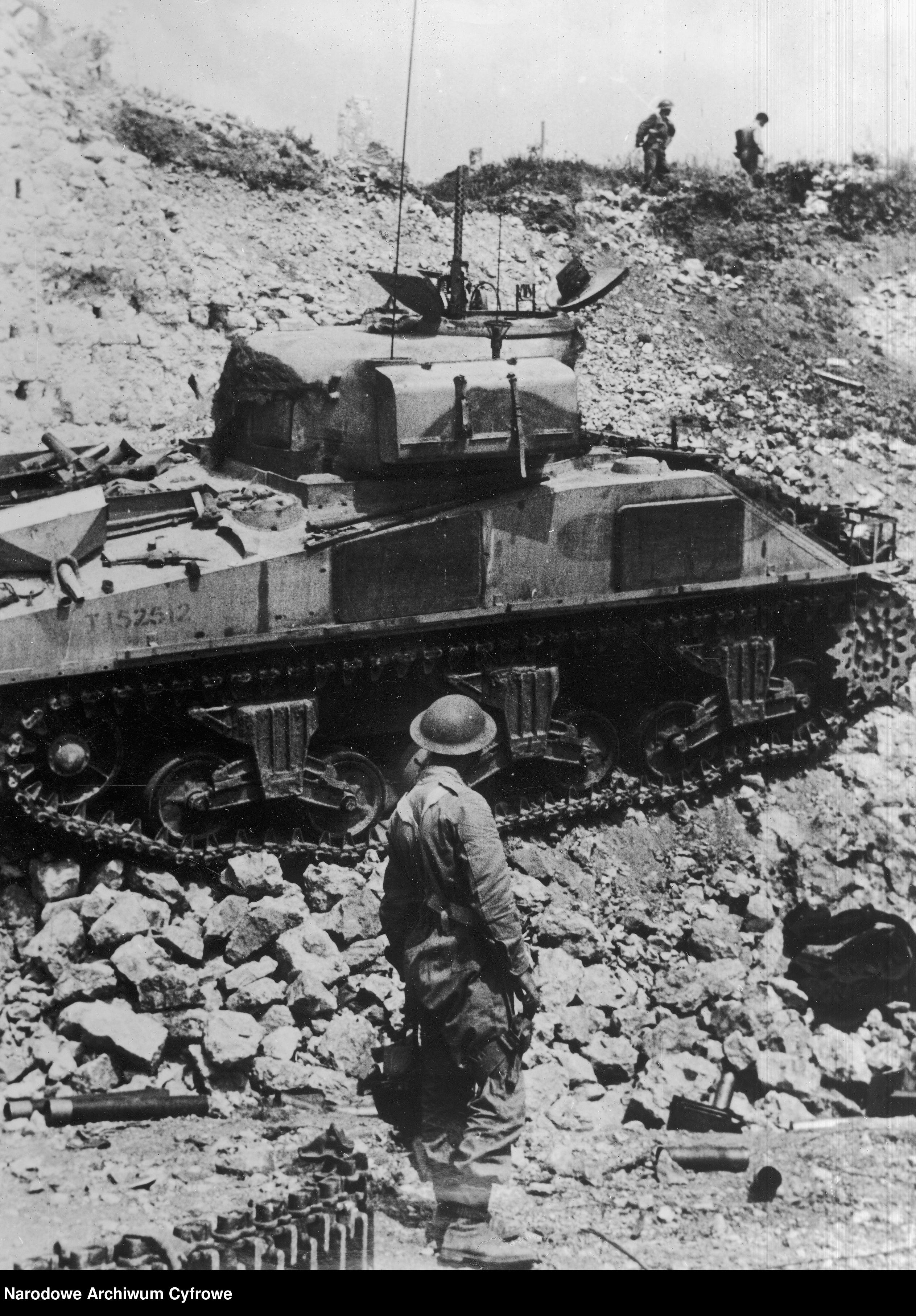 <p class='eng'>1944/05/25<br />Lieutenant Tymieniecki at the destroyed M4 Sherman tank.<br />NAC 3/24/0/-/458/2</p>
