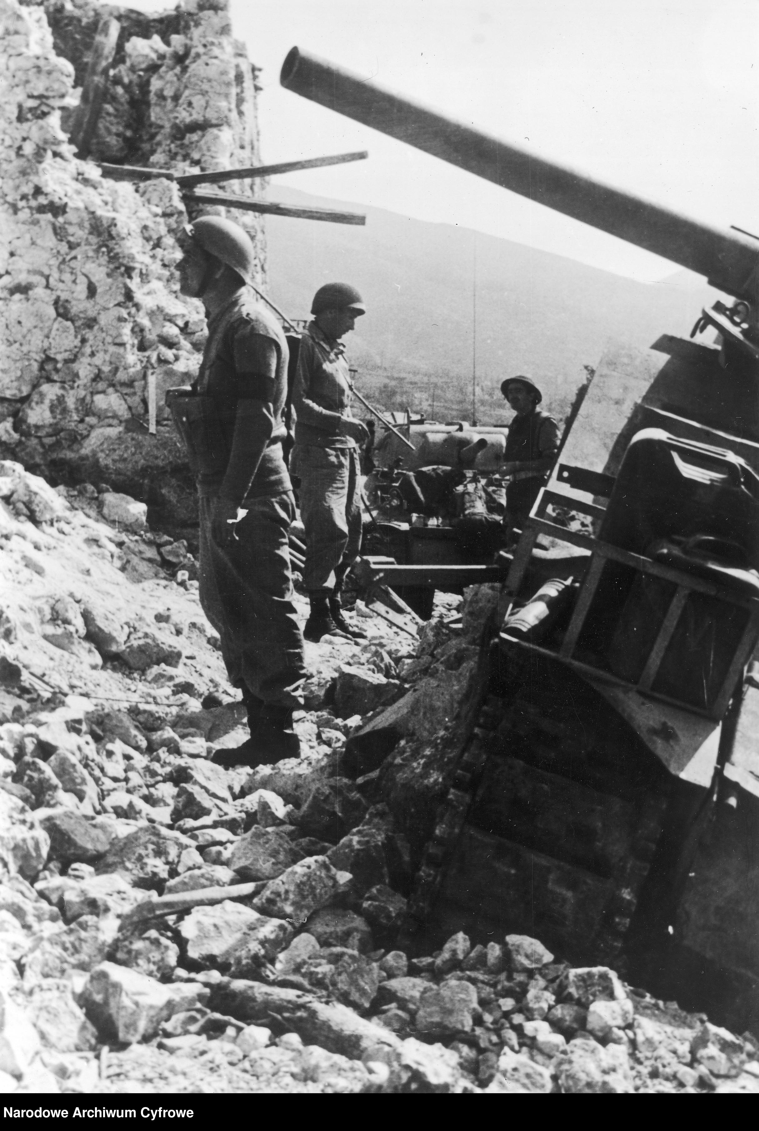 <p class='eng'>1944/05/25<br />Soldiers in the ruins. Visible tank M4 Sherman from the 6th Armored Regiment "Children of Lviv".<br />NAC 3/24/0/-/458/5</p>