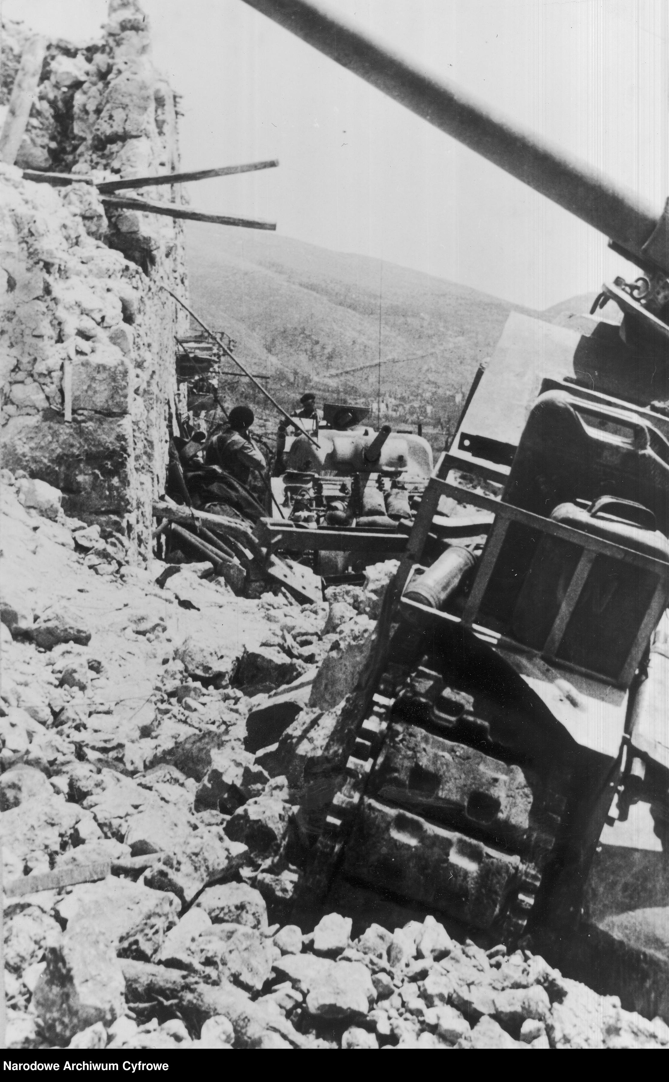 <p class='eng'>1944/05/25<br />Soldiers in the ruins. Visible tank M4 Sherman from the 6th Armored Regiment "Children of Lviv".<br />NAC 3/24/0/-/458/6</p>