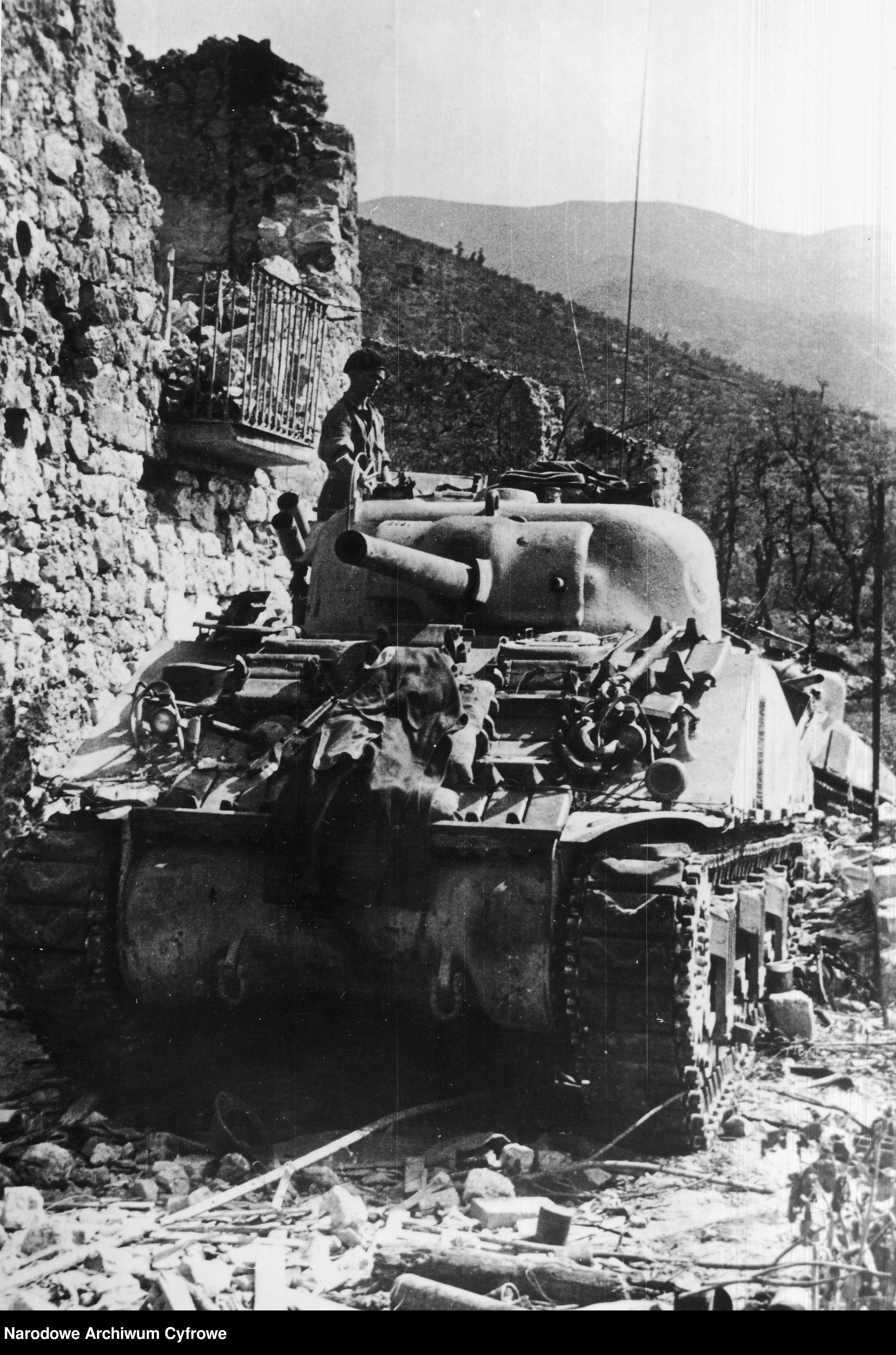 <p class='eng'>1944/05/25<br />M4 Sherman tank of the 6th Armored Regiment "Children of Lviv" in ruins.<br />NAC 3/24/0/-/458/8</p>