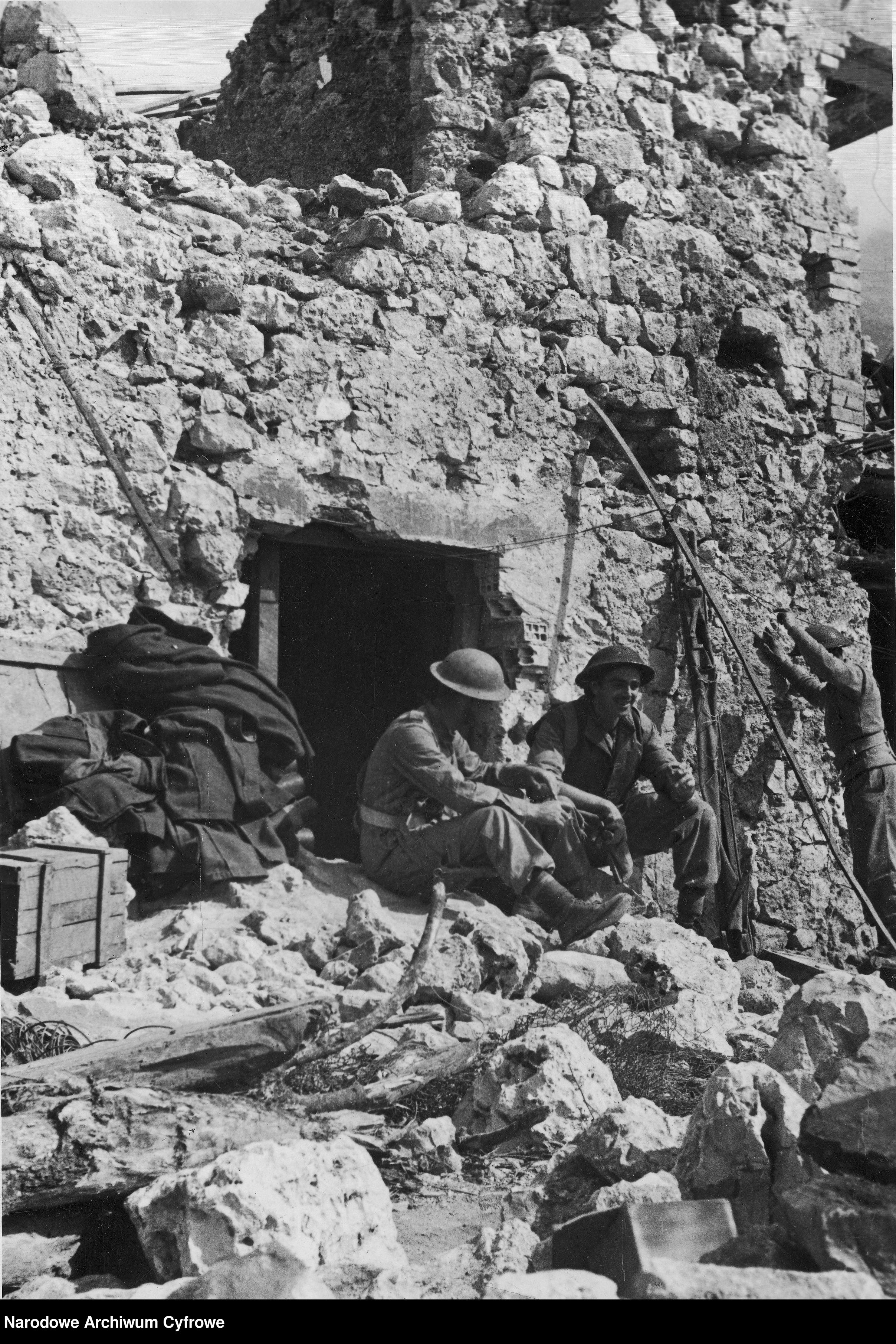 <p class='eng'>1944/05/25<br />Lieutenant Tymieniecki and Lieutenant Cypruch in front of the headquarters of the 3rd Carpathian Rifle Division on the Maiola hill.<br />NAC 3/24/0/-/458/15</p>
