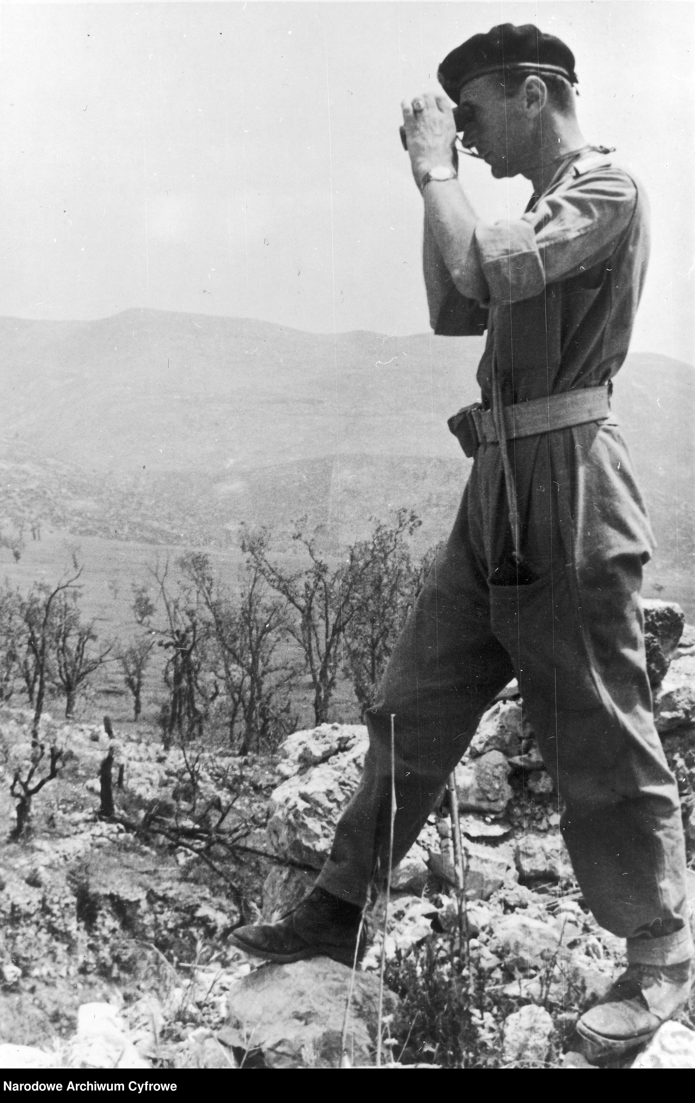 <p class='eng'>1944/05/24 - 1944/05/25<br />Lieutenant Colonel Władysław Bobiński is observing the battlefield through binoculars.<br />NAC 3/24/0/-/459/10</p>