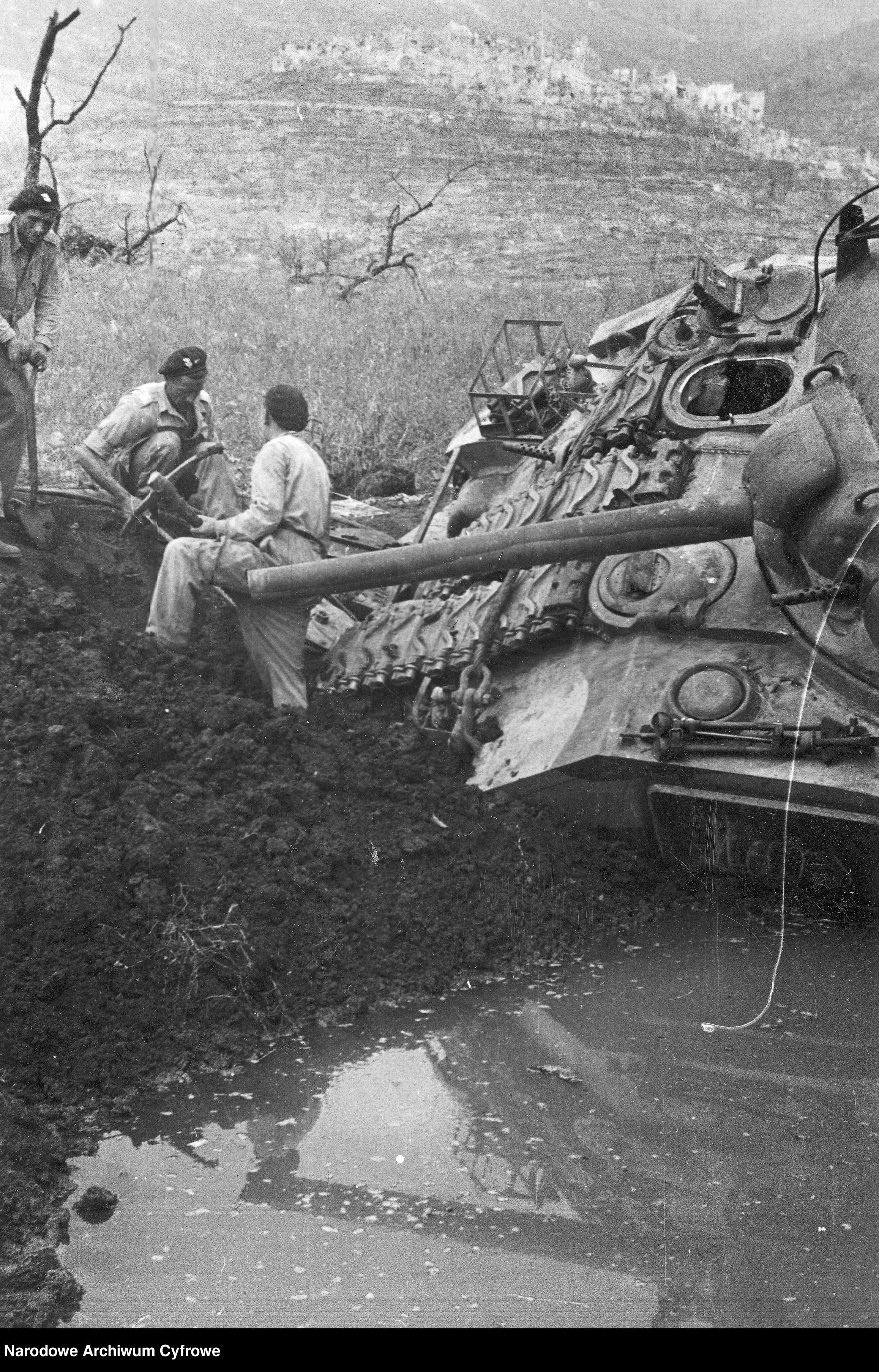 <p class='eng'>1944/05/24 - 1944/05/25<br />Pulling the M4 Sherman tank from the 6th Armored Regiment of the "Children of Lviv" out of the bomb crater.<br />NAC 3/24/0/-/460/14</p>