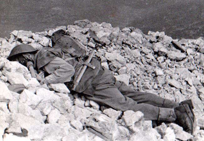 <p>Maggio 1944: Un caduto polacco sulla quota 593.</p><p class='eng'>May 1944: a Polish soldier fallen on Hill 593.</p><p class='eng'>Mai 1944: un soldat polonais tombé sur la Pointe 593.</p>