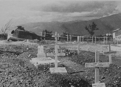 <p>1944, fotografia del cimitero militare francese della quota 101 e della torretta di Pantera. Si trovava a poca distanza da dove oggi c'è la lapide che ricorda il cimitero, vicino a Pontecorvo.<br />La torretta di Pantera fu colpita e distrutta dai carri del <i>7e Chasseurs d'Afrique</i> il 18 maggio 1944. Tratta dal volume “La 3e division d’Infanterie algérienne en Italie”, 1945.</p>