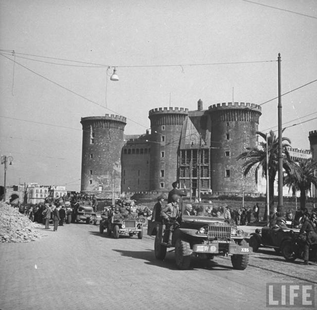 <p>Napoli, 1943, una colonna americana sul lungo mare.</p>